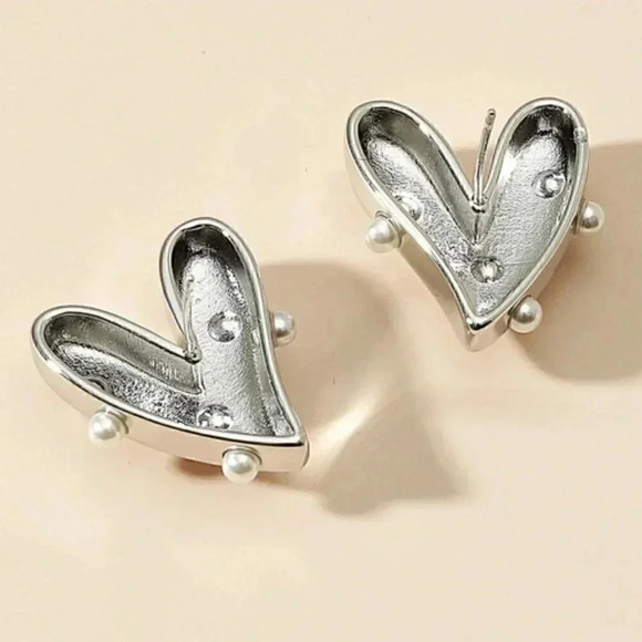 Silver tone pearl detail heart shape studs chic trendy cute - Picture 2 of 3
